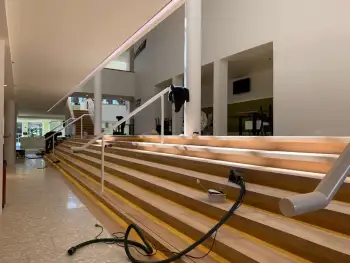 Renovatie eiken vloeren en trappen in het cultuurcentrum DKN in Assen