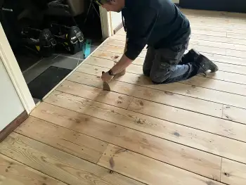 Vlagtwedde nieuwe houten vloer gelegd en bestaande houten Amerikaans Grenen vloer gerenoveerd